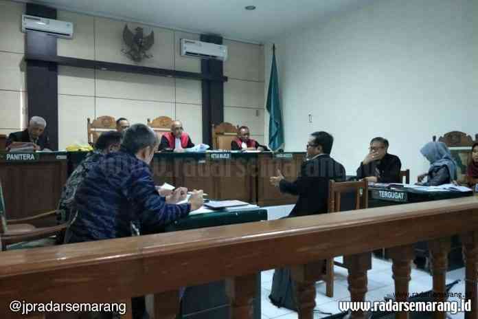 HL-sidang uji cukai rokok-joko susanto- BAYAR._rsz GUGATAN HAK CIPTA : Sidang pemeriksaan ahli Suyud Margono dalam perkara gugatan ganti rugi atas dugaan pelanggaran hak cipta di Pengadilan Niaga Semarang, Senin (28/10).(JOKO SUSANTO/RADARSEMARANG.COM)