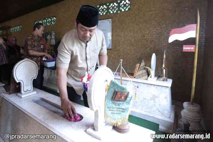 Hendi Ziarah Wongsonegoro_rsz ZIARAH: Wali Kota Semarang Hendrar Prihadi menaburkan bunga di makam KRMT Wongsonegoro di Sukoharjo, Selasa (8/10). (ISTIMEWA)