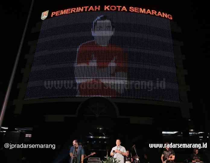 Hendi fasilitasi musisi_rsz RUANG BERKESENIAN: Pemkot Semarang memfasilitasi seniman untuk tampil di gelaran musik Sing Penting Guyub yang digelar di halaman Gedung Pandanaran setiap Rabu malam. (ISTIMEWA)