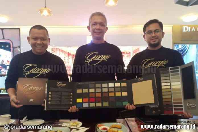 Jok Mobil._rsz KEMBANGKAN BISNIS : Digital creative division manager MB tech, Edi Pamungkas (tengah) menunjukkan produk MB tech untuk home interior dan otomotif.(ADENNYAR WYCAKSONO/RADARSEMARANG.COM)