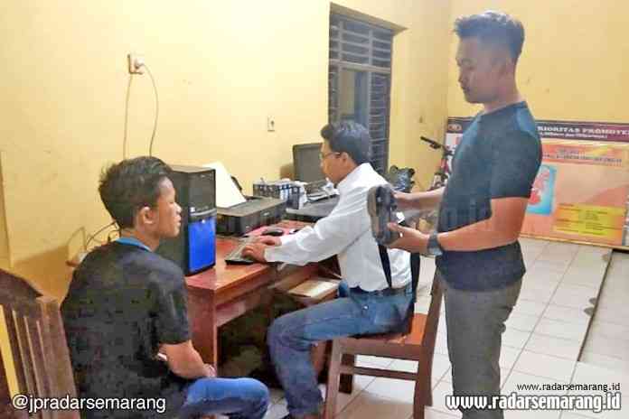 Kriminalitas_rsz CURANMOR: Supratman alias Doploh, 22, warga Desa Blimbingwuluh Kabupaten Pekalongan saat diperiksa di Mapolsek Sragi kemarin. (Ist)