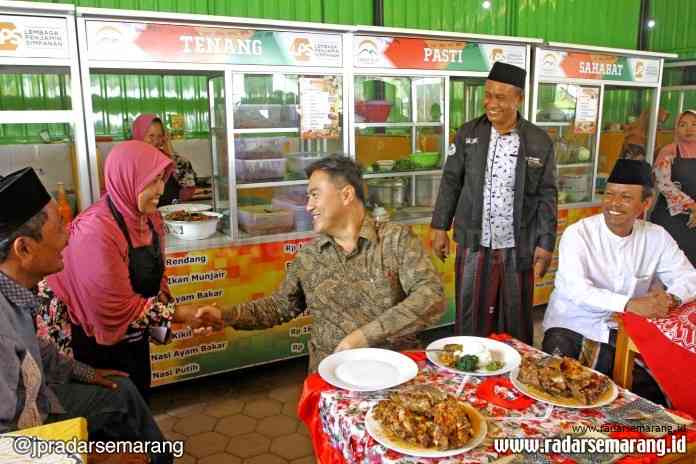 LPS RESMIKAN PUJASERA-ADIT(4)_rsz PUJASERA: Kepala Eksekutif LPS Fauzi Ichsan berbincang dengan pedagang saat meresmikan Pujasera Jabal Asri di Makam Sunan Katong, Kaliwungu, Kabupaten Kendal, Sabtu (19/10). (ADITYO DWI/RADARSEMARANG.COM)