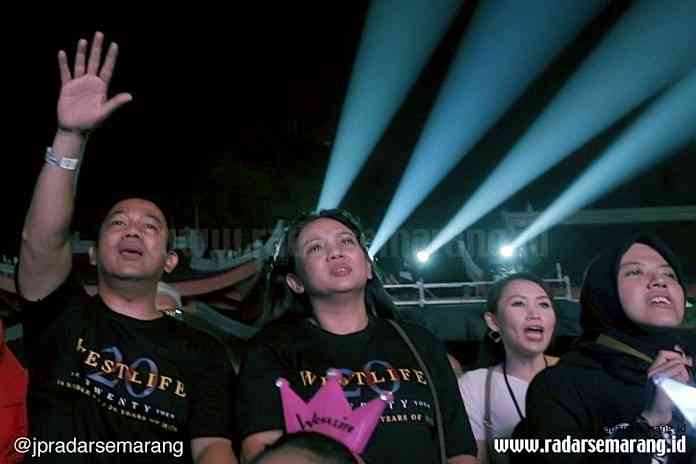 MLTR_rsz ENJOY: Wali Kota Semarang Hendrar Prihadi bersama istri saat melihat konser Westlife di Sam Po Kong beberapa waktu lalu.(Dok)