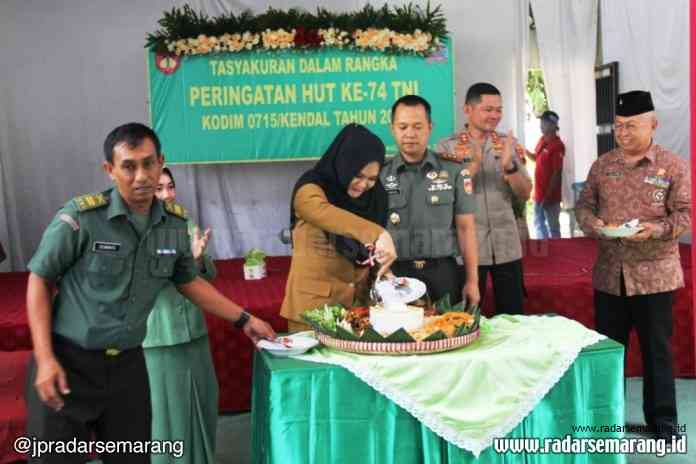 Potong Tumpeng 2_rsz TASYAKURAN : Bupati Kendal Mirna Annisa didamping Dandim 0715 Kendal dan Polres Kendal melakukan prosesi potong tumpeng HUT TNI ke-74, Senin (7/10) kemarin.(BUDI SETIYAWAN/RADARSEMARANG.COM)