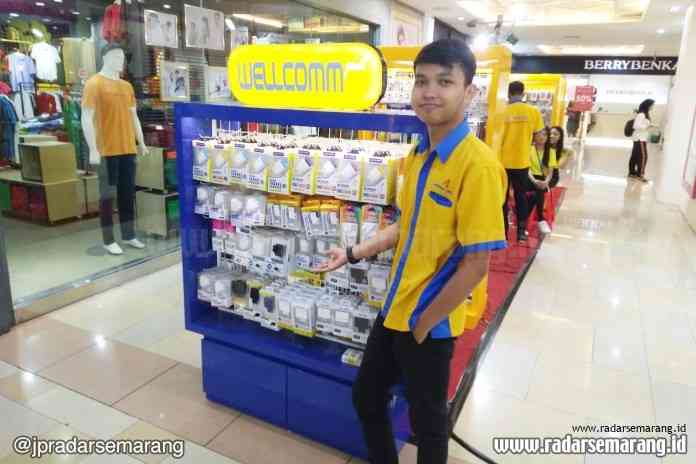 Riyan Fadli Gerai Aksesoris Ponsel Tetap Menjanjikan_rsz TETAP MENJANJIKAN : Pengelola aksesoris ponsel Wellcomm, Tyo menunjukkan beragam produk yang didisplai di gerainya, Jumat (25/10) kemarin. (RIYAN FADLI/RADARSEMARANG.COM)