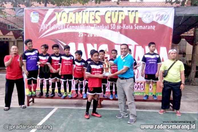 SMP Yohannes_rsz SANG JUARA: Penyerahan tropi juara Yoannes CUP VI Futsal oleh Kepala SMP Yoannes XXIII Semarang di lapangan futsal kompleks YPAK Sabtu (26/10). (M.Zaenuri/RADARSEMARANG.COM)