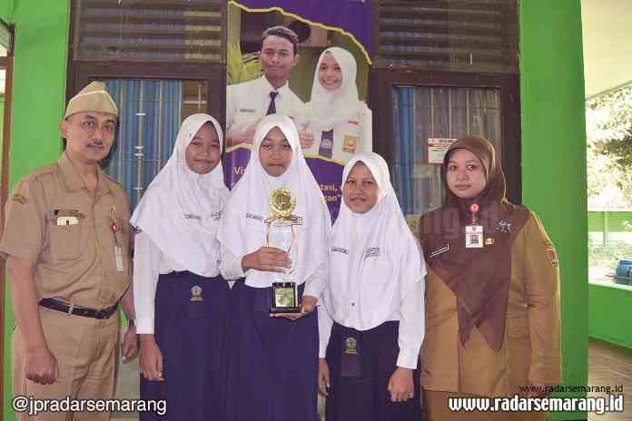 SMPN 23 Semarang_rsz BERPRESTASI: Tiga siswi SMPN 23 Semarang peraih juara LKJS 2019 foto bersama kepala sekolah dan guru pembimbing.(Zaenuri/RADARSEMARANG.COM)