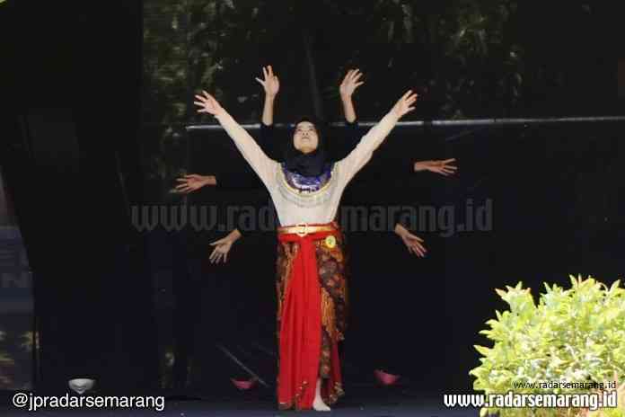 TARI SMANIK 1_rsz ATRAKTIF: Sejumlah siswa SMAN 1 Kendal mememarkan kreativitas menari dalam ajang pencarian bakat atau SMANIK Got Talent baru-baru ini. (BUDI SETIYAWAN/RADARSEMARANG.COM)