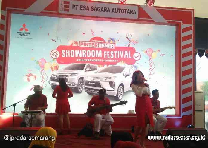 Xpander_rsz KOMITMEN PELAYANAN: Kegiatan Showroom Festival diselenggarakan untuk memanjakan customer Mitsubhisi, utamanya Xpander. Kegiatan berlangsung meriah. (Ist)