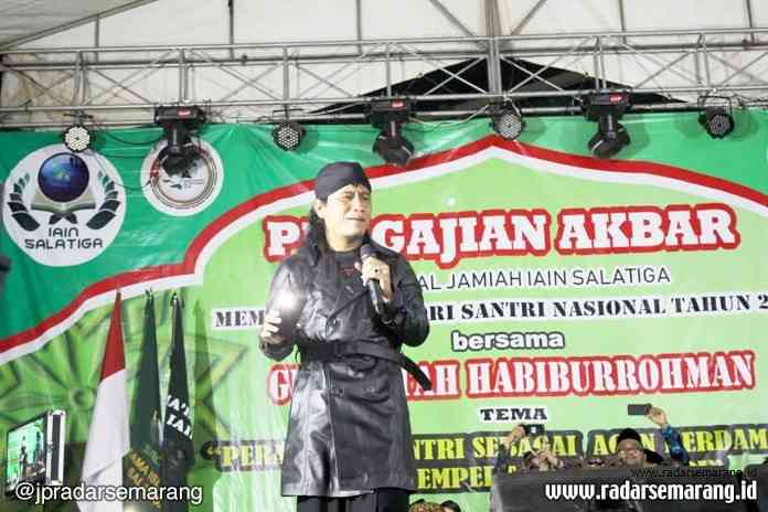 gus miftah ok_rsz TOLAK RADIKALISME : Gus Miftah Habiburokhman saat memberikan tausyiah dalam pengajian akbar di Ma'had Jamilah IAIN Salatiga. (IST)