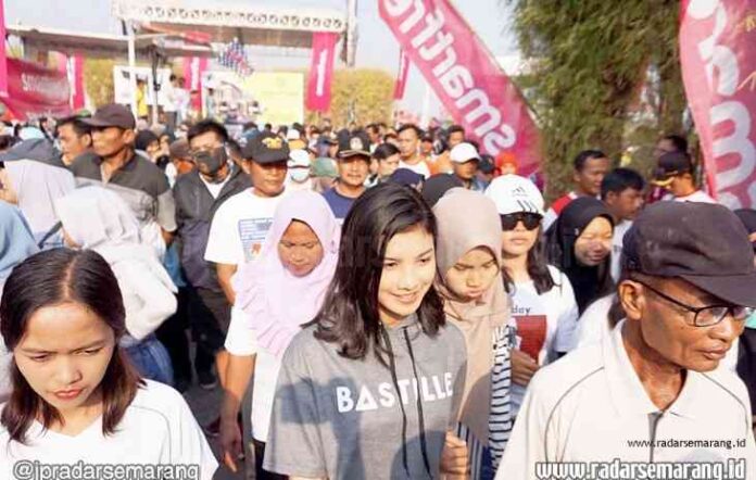 WARNA-WARNI : Ribuan pemuda di Kabupaten Kendal mengikuti jalan sehat di Sekartama Waterland. (BUDI SETIYAWAN/RADARSEMARANG.COM)