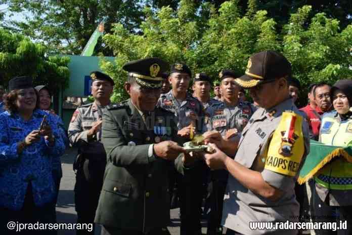 kapolress Suapi kasdim_rsz DIRGAHAYU TNI: Kapolres Demak AKBP Arief Bahtiar menyuapi Kasdim Mayor Inf Kadarusman usai memberi kejuatan dalam HUT TNI ke-74.(Wahib Pribadi/RADARSEMARANG.COM)