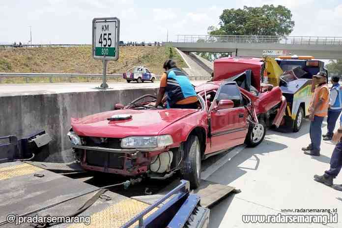 kecelakaan okee_rsz RINGSEK : Kondisi mobil korban yang rusak berat setelah menabrak pembatas jalan di jalan tol Bawen-Salatiga.(IST)