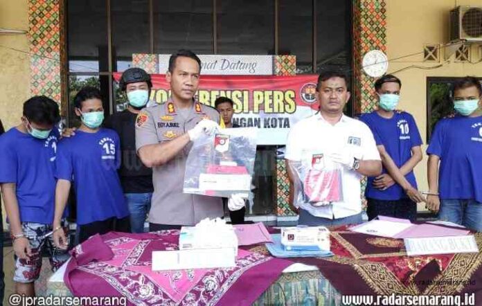 UNGKAP KASUS: Para pelaku kejarahatan yang berhasil diamankan oleh Polres Pekalongan Kota selama operasi Sikat Candi. (Lutfi Hanafi/RADARSEMARANG.COM)