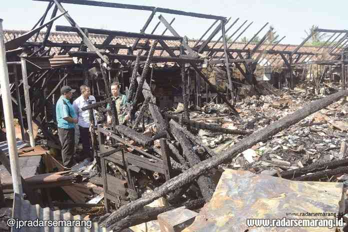 pasar blabak_rsz LUDES : Wakil Bupati Magelang Edi Cahyana meninjau lokasi Pasar Mungkid yang terbakar Kamis (17/10) malam. (Agus Hadianto/Jawa Pos Radar Kedu)