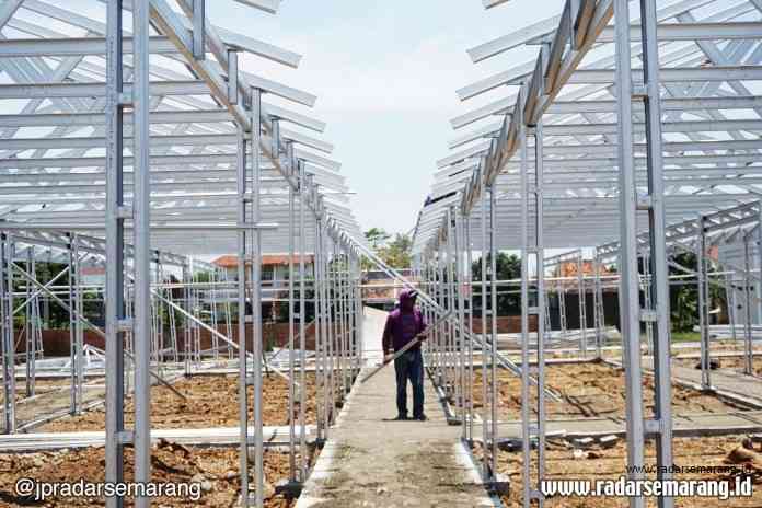 relokasi_rsz DIBANGUN: Lapak Darurat Pasar Pagi Kaliwungu yang berada di perempatan Sekopek mulai dikerjakan.(BUDI SETIYAWAN/RADARSEMARANG.COM)