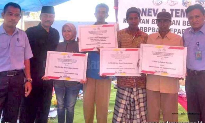 BANTUAN PERIKANAN : Perwakilan Kelompok Tani Ikan dan Udang (Pokdakan) menerima bantuan dari BBPBAP Jepara di Dukuh Gojoyo, Desa Wedung, Kecamatan Wedung kemarin. (Wahib Pribadi/RADARSEMARANG.COM)