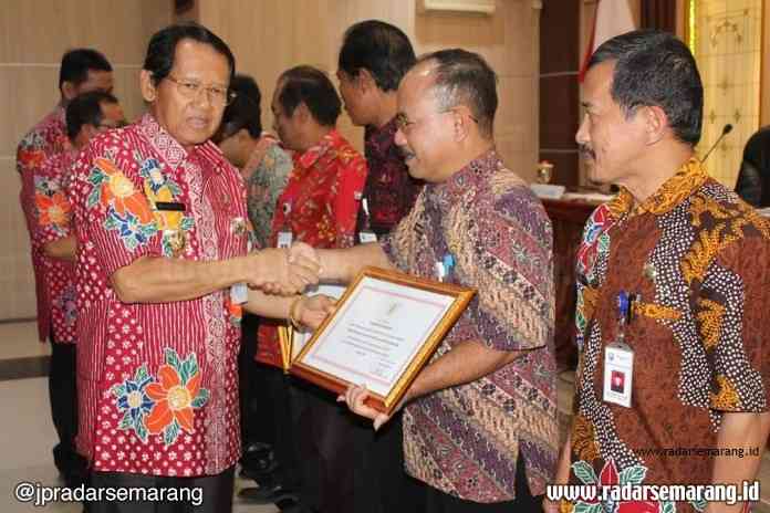 5 - FOTO B SKPD_rsz PENGHARGAAN: Bupati Semarang Mundjirin menyerahkan piagam penghargaan kepada Kepala Diskominfo Kabupaten Semarang Sunarto, sebagai SKPD dengan kinerja terbaik, Jumat (1/11). (MARIA NOVENA/RADARSEMARANG.COM)