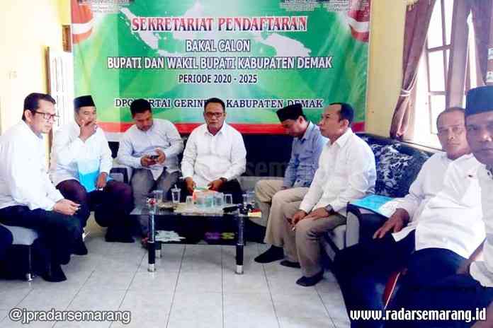 5 - foto b GERINDRA_rsz AMBIL FORMULIR: H Sonhaji dari tim bakal Calon Bupati Mugiyono mengambil formulir di DPC Gerindra Demak diterima panitia Desk Pilkada Mu'thi Kholil. (WAHIB PRIBADI/RADARSEMARANG.COM)