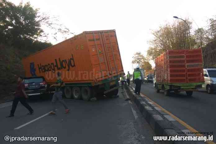 8 - FOTO A TRAILER (2)_rsz TANJAKAN: Truk trailer melintang penyebab kemacetan di Tuntang arah Salatiga, Selasa (5/11) sore. (MARIA NOVENA/RADARSEMARANG.COM)