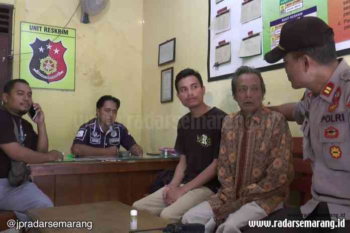 Aniaya_rsz DIPOLISIKAN: Yusminardi (tiga dari kiri) digelandang ke Polsek Limbangan akibat kasus penganiayaan kakeknya Wasidi. (BUDI SETIYAWAN/RADARSEMARANG.COM)