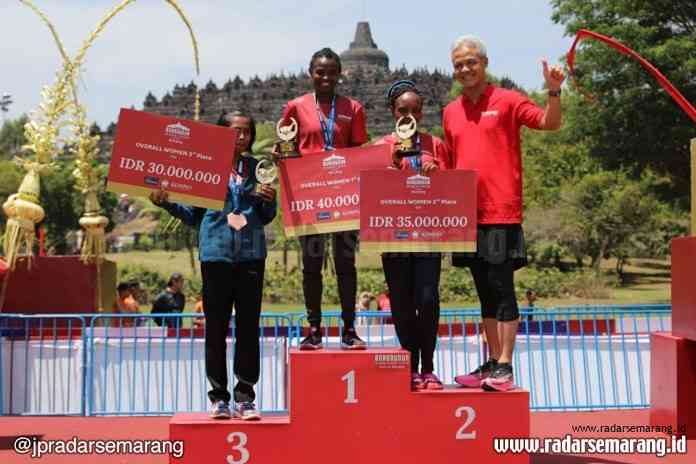 Borobudur Marathon._rsz JUARA HALF MARATHON PUTRI : Gubernur Jateng Ganjar Pranowo berpose dengan para juara kategori half marathon overall putri di ajang Borobudur Marathon, Minggu (17/11). (ISTIMEWA)