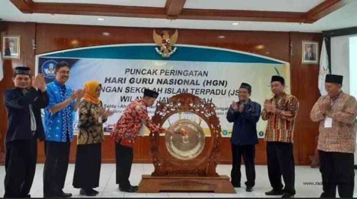 WADAH KREATIVITAS : Kepala Bidang Pembinaan Sisewa SMK Disdikbud Jateng Hari Wulyanto mewakili gubernur memukul gong sebagai tanda lomba dan seminar resmi dibuka. (Alvi Nur Janah / RADARSEMARANG.COM)