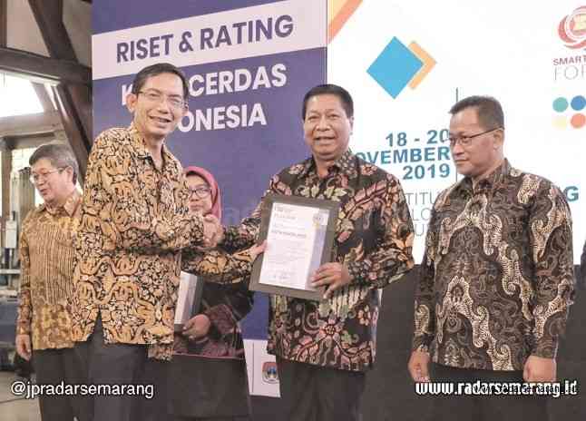 KOta Cerdas_rsz PRESTASI : Ketua SCCIC ITB Prof Suhono Harso Supangkat memberikan trofi dan piagam penghargaan kepada Wali Kota Magelang Sigit Widyonindito dalam acara Awarding RKCI di kampus ITB Bandung.(IST)