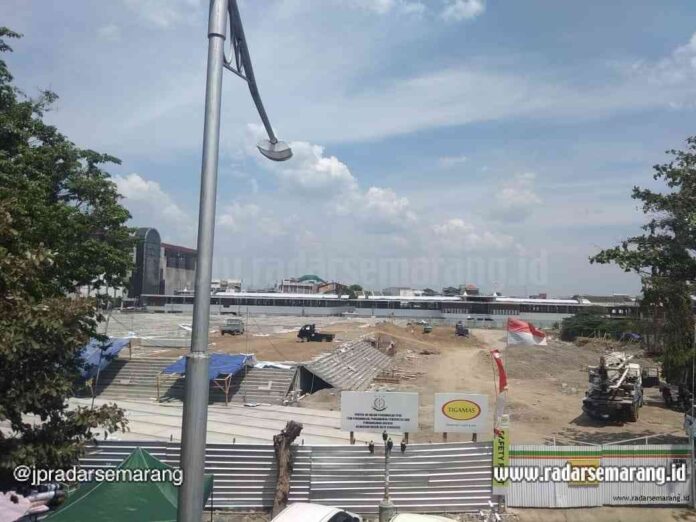 KEBUT PENYELESAIAN: Proyek Alun-Alun Kauman Johar sedang dalam proses pengurukan tanah di dak basement. (NANANG RENDI AHMAD/RADARSEMARANG.COM)