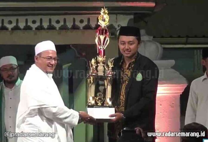 PRESTASI: Habib Muhammad Bahauddin menyerahkan piala juara 1 Festival Salawat Jawa ke-2 tingkat Nasional. (ISTIMEWA)
