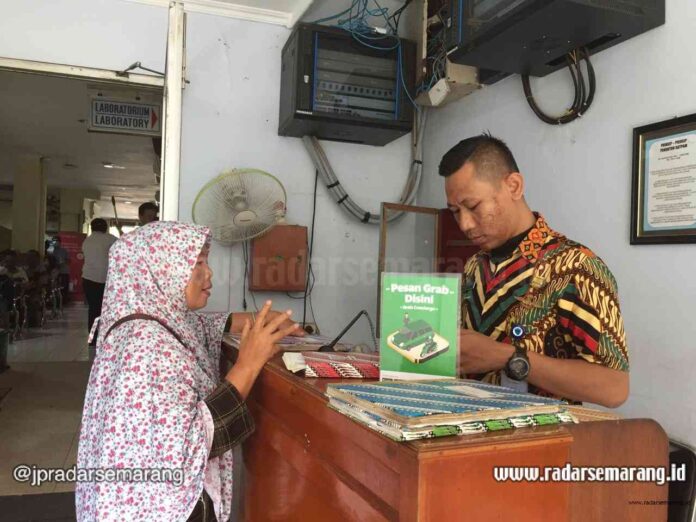 Layanan- petugas Rumah Sakit Pantiwilasa DR Cipto Semarang tengah membantu keluarga pasien untuk mendapatkan mobil untuk membawa keluarganya pulang. (Tya/RADARSEMARANG.COM)