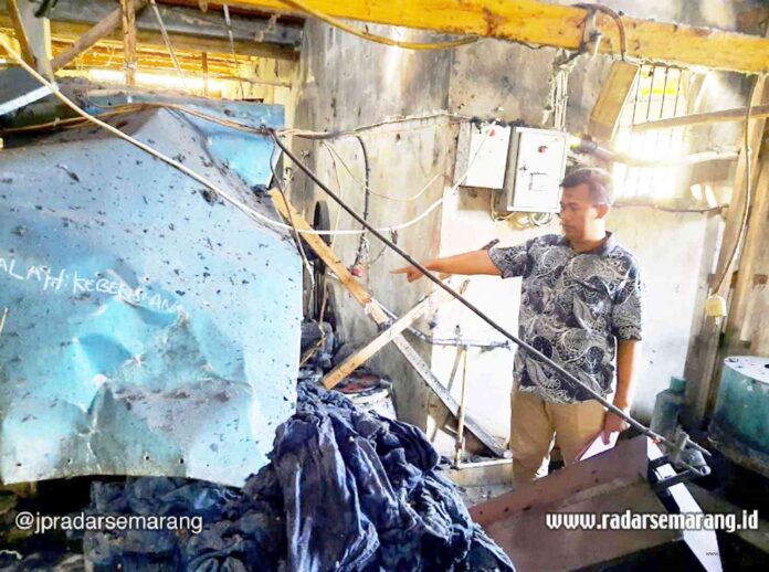 LAKA KERJA -  Tim Polres Pekalongan melakukan penyelidikan ledakan di home industri pengolahan jeans Desa Tangkil Kulon Kecamatan Kedungwuni, Kabupaten Pekalongan. (Taufik hidayat/RADARSEMARANG.COM)