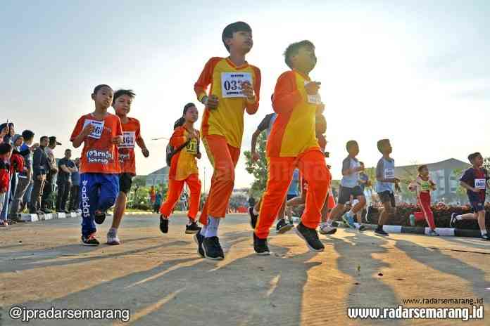 salatiga run_rsz BERLOMBA JADI YANG TERBAIK: Tak kurang 1.300 peserta dari seluruh jawa Tengah tutun di Lomba Lari 5K Salatiga Run Tingkat Pelajar. (ISTIMEWA)