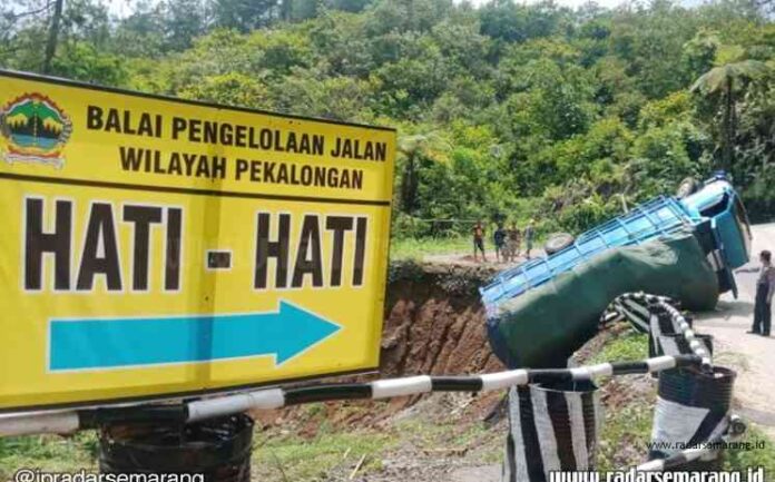 TERGULING: Sebuah truk yang memuat barang-barang proyek PLTA Banjarnegara terguling di Jalan Raya Sibelis Desa Tenogo Kecamatan Paninggaran, Kabupaten Pekalongan, kemarin. (ISTIMEWA)