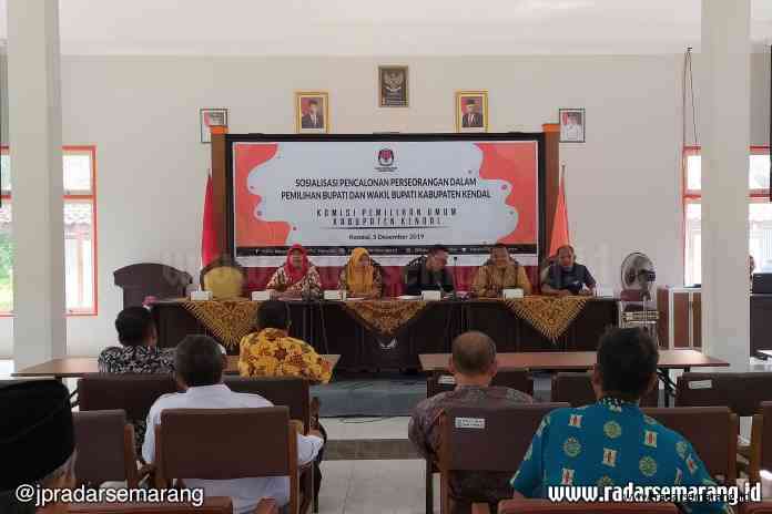5 - KANAN PEMILU_rsz SOSIALISASI: Sosialisasi Pencalonan Perseorangan dalam Pemilihan Bupati dan Wakil Bupati Kabupaten Kendal 2020 di Aula KPU Kendal, kemarin. (BUDI SETIYAWAN/RADARSEMARANG.COM)