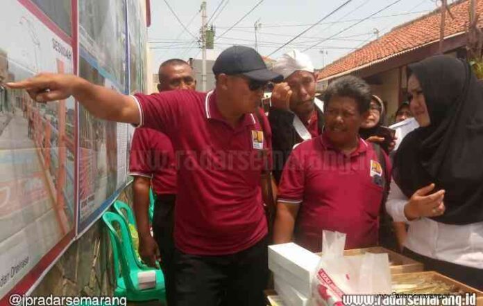 PERESMIAN: Bupati Kendal Mirna Annisa saat menghadiri penerimaan BPM Desa Penyangkringan, Kecamatan Weleri, kemarin. (BUDI SETIYAWAN/RADARSEMARANG.COM)