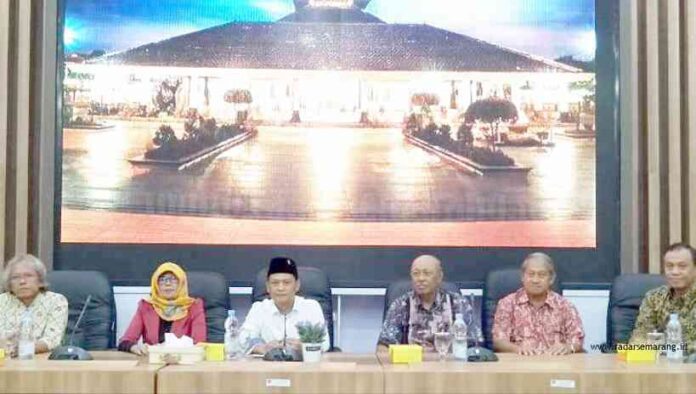 POTENSI WISATA: Para pakar arsitektur membahas potensi wisata Masjid Agung Demak. (WAHIB PRIBADI/RADARSEMARANG.COM)