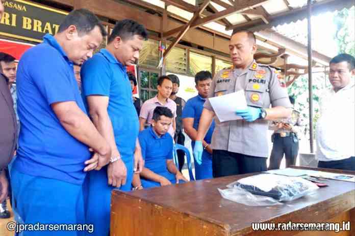 5 - OPEN CURI TRUK_rsz SPESIALIS TRUK: Tersangka pencurian truk saat dicerca pertanyaan di Mapolres Salatiga kemarin. (ISTIMEWA)