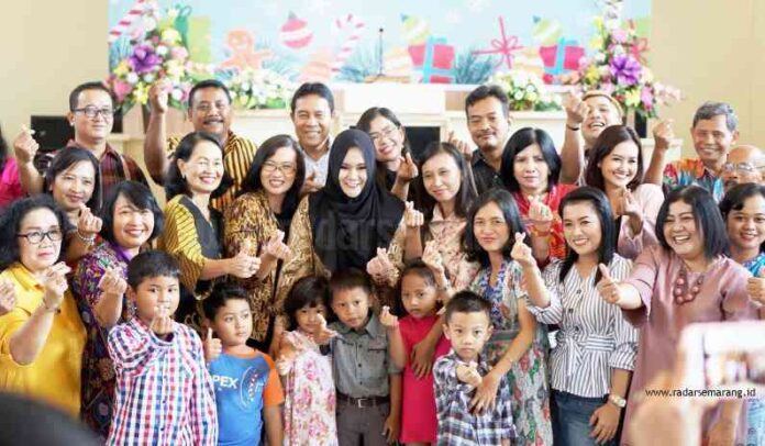 PERAYAAN NATAL: Bupati Kendal Mirna Annisa (tengah) didampingi Kapolres Kendal dan Dandim 0715 Kendal saat melakukan kunjungan ke gereja di Kendal, kemarin. Inzet: Sebanyak 500 burung gereja dilepas dalam perayaan natal di Salatiga kemarin. (BUDI SETIYAWAN/RADARSEMARANG.COM)