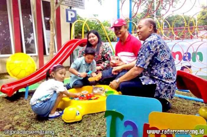 FASILITAS ANAK: Anak – Anak bebas bermain di taman bermain “Ramah Anak,” di Kelurahan Salaman Mloyo, Semarang yang di bangun oleh CARFix melalui program CSR. ( Sutristya/RADARSEMARANG.COM)