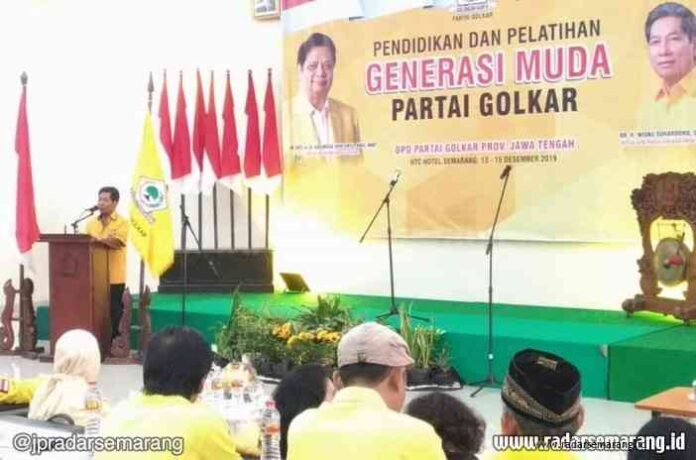 MILLENIAL : Ketua DPD Golkar Jawa Tengah Wisnu Suhadono saat Diklat Pendidikan dan Latihan Generasi Muda Partai Golkar se-Jawa Tengah di Hotel UTC Semarang. (MIFTAH/RADARSEMARANG.COM)