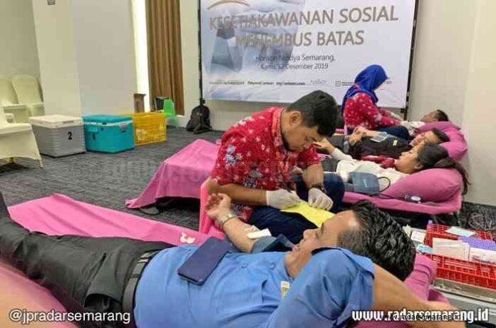PEDULI SESAMA : Karyawan hotel Horison Nindya saat menyumbangkan darahnya dalam rangka HKSN 2019 dan HUT Horison Nindya Semarang. (IST)