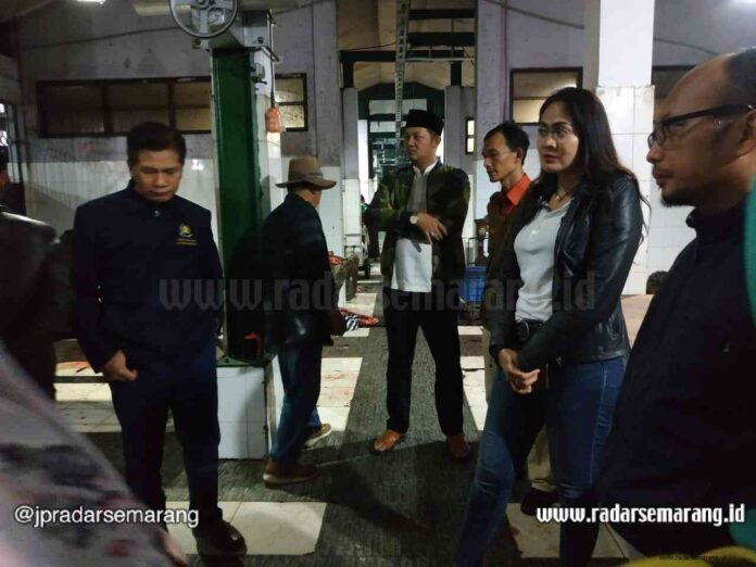 TINJAU : Komisi B DPRD Kota Magelang ketika sidak ke RPH Canguk Jumat (20/12)