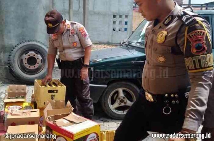 OPERASI PEKAT: Petugas Polres Demak menyita miras hasil operasi pekat. (WAHIB PRIBADI/RADARSEMARANG.COM)