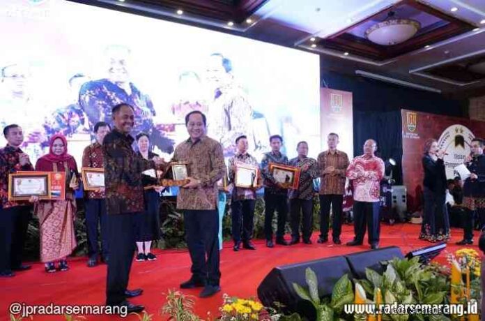 BERI APRESIASI: Sekda Kota Semarang Iswar Aminuddin saat menyerahkan tanda apresiasi kepada sejumlah WP BPHTB maupaun PPAT terbesar 2019 di Hotel Patrajasa Kamis (12/12). (Ist)