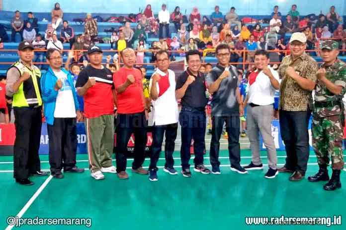 SINERGI_rsz RESMI DIBUKA: Ketua Panitia Kejurkab PBSI Cup XX Slamet Prayitno mempersiapkan atlet dan ofisial mengikuti upacara pembukaan, Jumat pagi kemarin. (SIGIT RAHMANTO/RADARSEMARANG.COM)