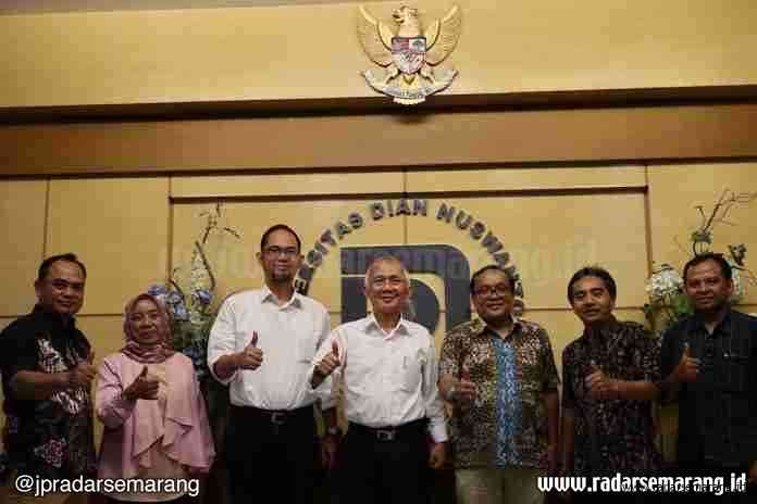 UDINUS_rsz SILATURAHMI: Rektor Udinus Prof Dr Ir Edi Noersasongko MKom dan Wakil Rektor IV Dr Pulung Nurtantio Andono MKom berfoto bersama rombongan RADARSEMARANG.COM yang dipimpin General Manager Iskandar dan Pemimpin Redaksi Arif Riyanto.(RIZAL KURNIAWAN/RADARSEMARANG.COM)