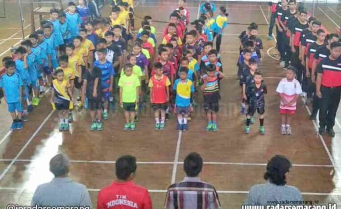 UPACARA PEMBUKAAN-Atlet, ofisial, pengurus PBSI dan perwakilan instansi undangan mengikuti pembukaan Kejurkot PBSI Salatiga II 2019, Minggu (15/12) pagi.