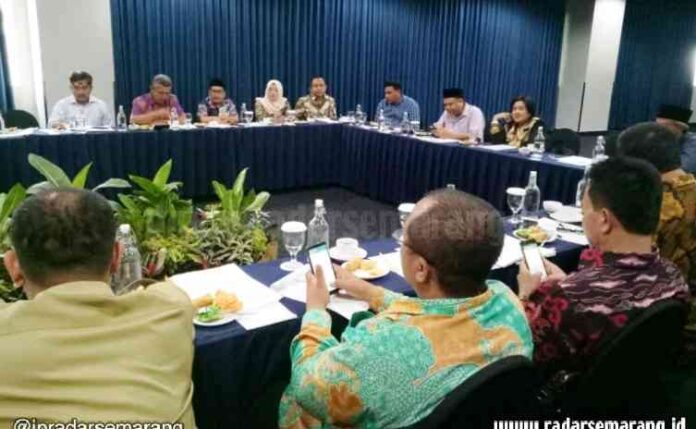 RAPAT: Rapat Panitia Khusus II DPRD Kendal membahas Raperda di Cirebon, kemarin. (DOK HUMAS DPRD KABUPATEN KENDAL)