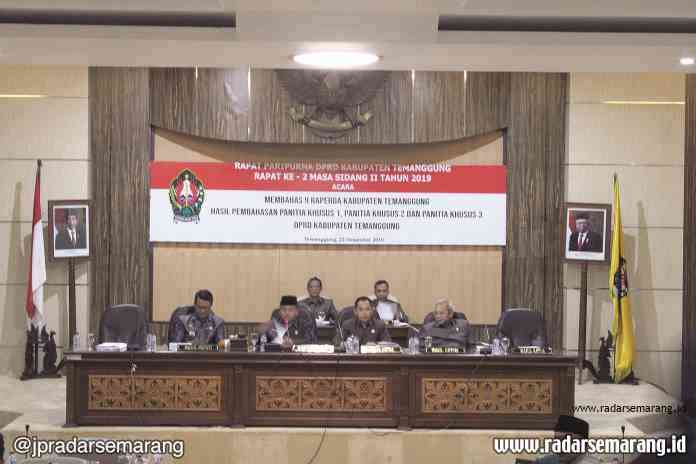 tolak raperda_rsz PARIPURNA : Ketua DPRD Temanggung, Yunianto bersama pimpinan DPRD lainnya saat memimpin sidang paripurna Senin (23/12). (TABAH RIYADI / JAWA POS RADAR KEDU)